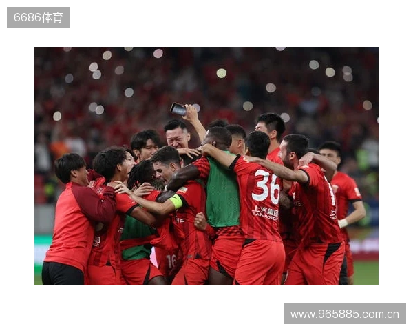 三连冠！上海海港加冕2025赛季中超冠军，摘下队史中超第四星